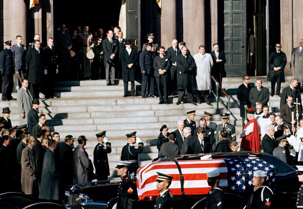 Vista general fuera de la catedral de San Mateo en Washington, D.C., durante el funeral del presidente John F. Kennedy, el 25 de noviembre de 1963.