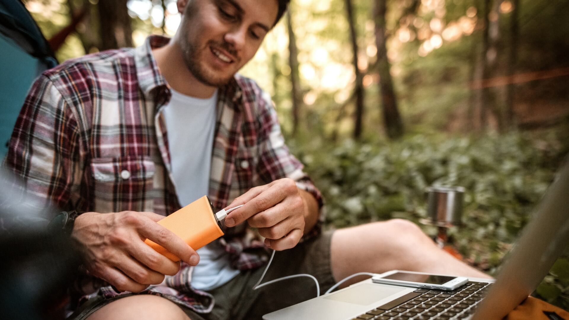 La principal función de una batería externa es proporcionar energía adicional cuando no hay acceso a una fuente eléctrica.