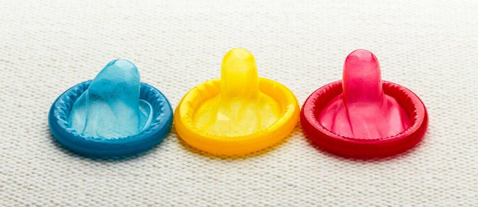 Según la universidad Emory, 69 % de los hombres que tienen relaciones recurrentes con otros hombres tendrían mayores posibilidades de usar frecuentemente preservativos si llevaran el sello de la FDA para ese uso.