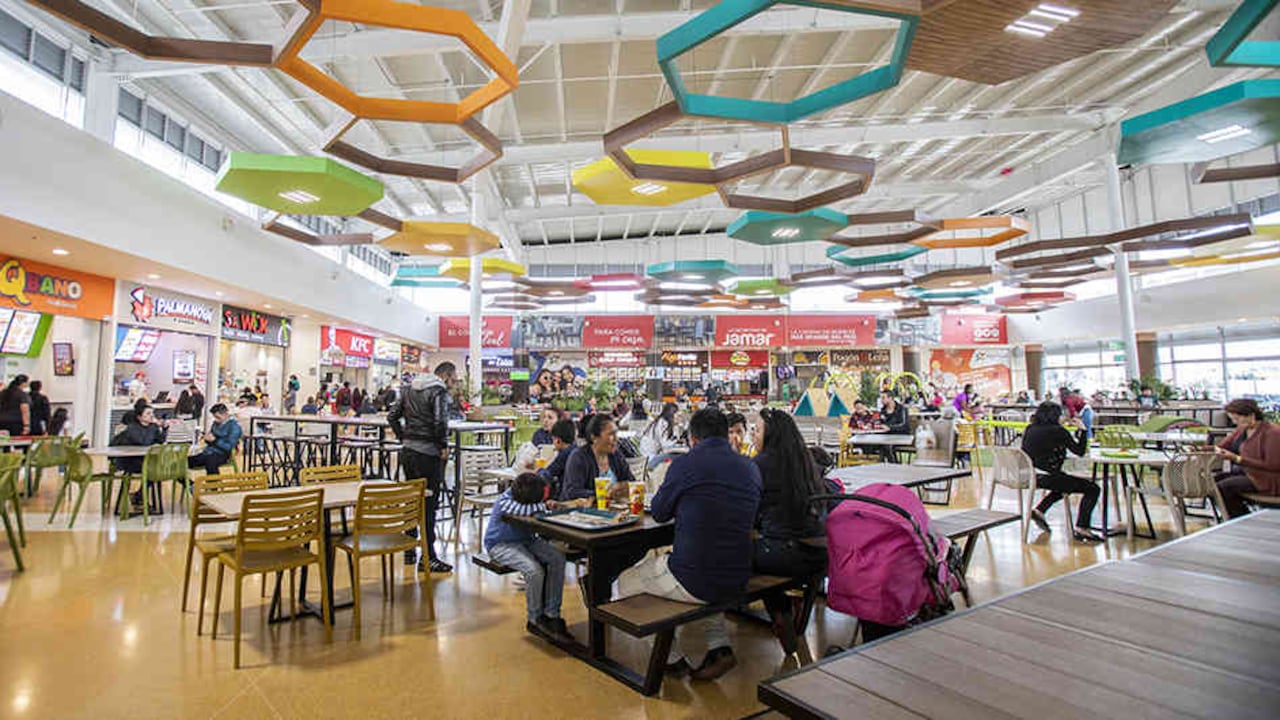 Las plazoletas de comida de los centros comerciales mantienen un constante flujo de visitantes