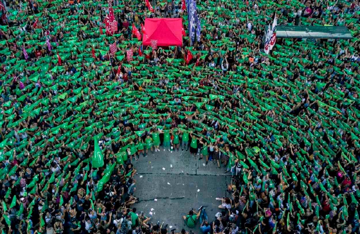 Febrero 19 - Los activistas pro aborto se reúnen a las afueras del Congreso en Buenos Aires, Argentina, para pedir la legalización. La llamada ola verde en ese país pide una ley que permita el acceso al aborto legal, gratuito y seguro. FOTO: Tomas F. Cuesta/AP