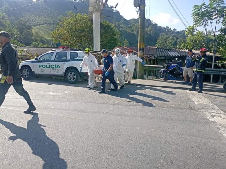 El cuerpo sin vida corresponde a un hombre que llevaba pantalón azul oscuro, camiseta blanca y tenis del mismo color