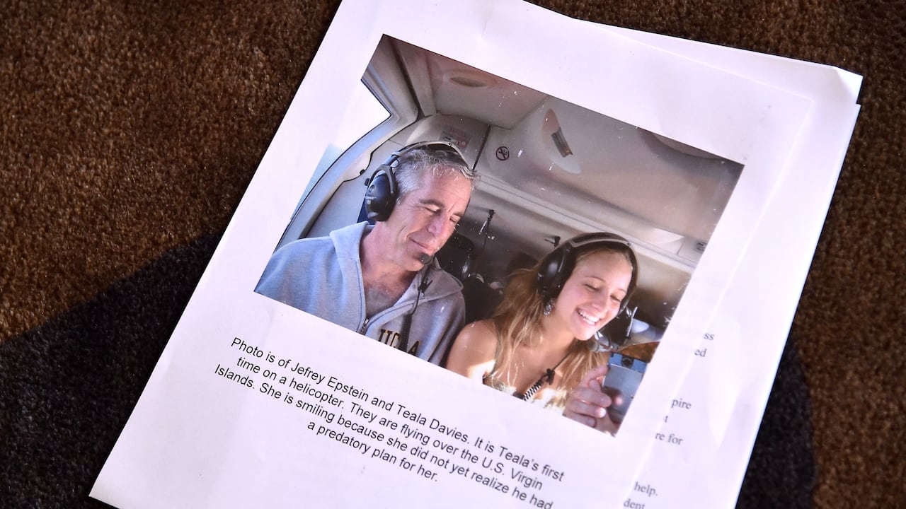 Una foto de Jeffrey Epstein y Teala Davies circula durante una conferencia de prensa en el Lotte New York Palace el 21 de noviembre de 2019 en la ciudad de Nueva York.