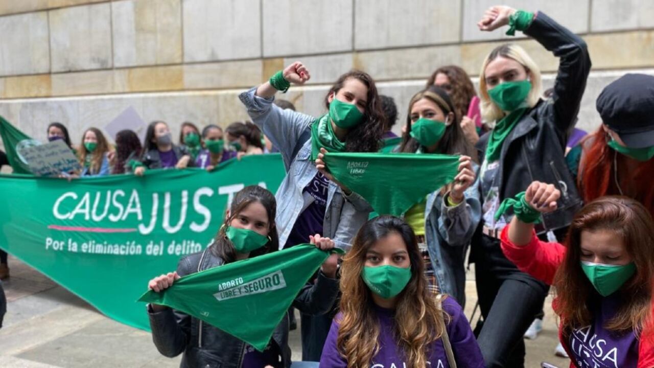 A las afueras del Palacio de Justicia en Bogotá, mujeres exigen que se se tumbe el artículo del Código Penal que tipifica la interrupción del embarazo como delito.