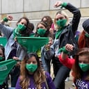 A las afueras del Palacio de Justicia en Bogotá, mujeres exigen que se se tumbe el artículo del Código Penal que tipifica la interrupción del embarazo como delito.