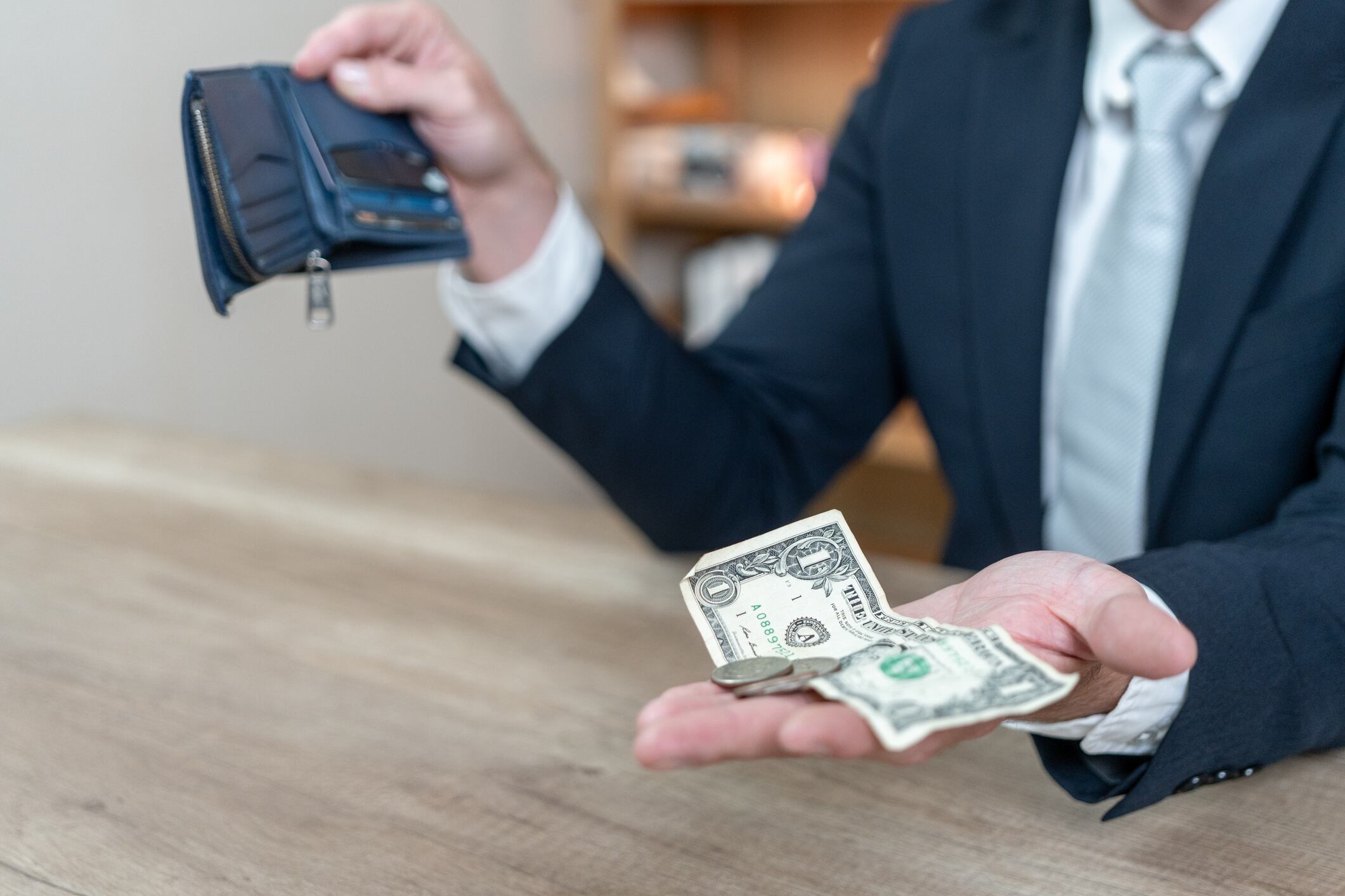 La importancia de analizar las profesiones con salarios bajos radica en la relación entre la demanda de ciertos empleos y las exigencias del entorno digital.