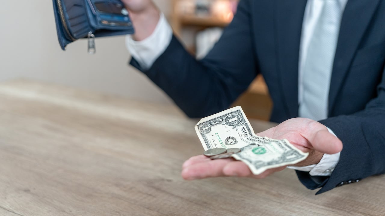 La importancia de analizar las profesiones con salarios bajos radica en la relación entre la demanda de ciertos empleos y las exigencias del entorno digital.