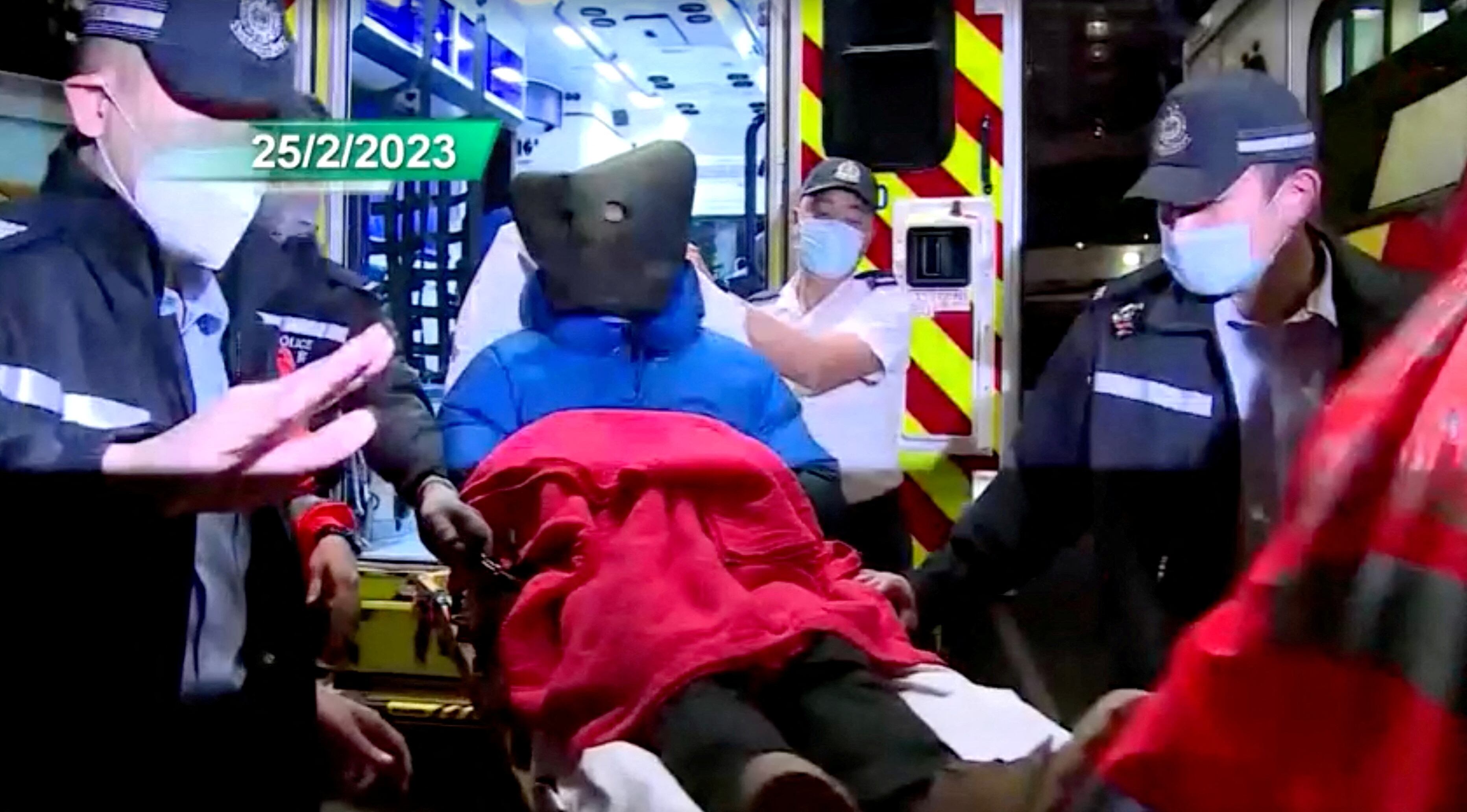 Un sospechoso de 28 años del asesinato de la modelo Abby Choi es llevado a un hospital en un capó después de ser arrestado por la policía de Hong Kong, en Hong Kong, China