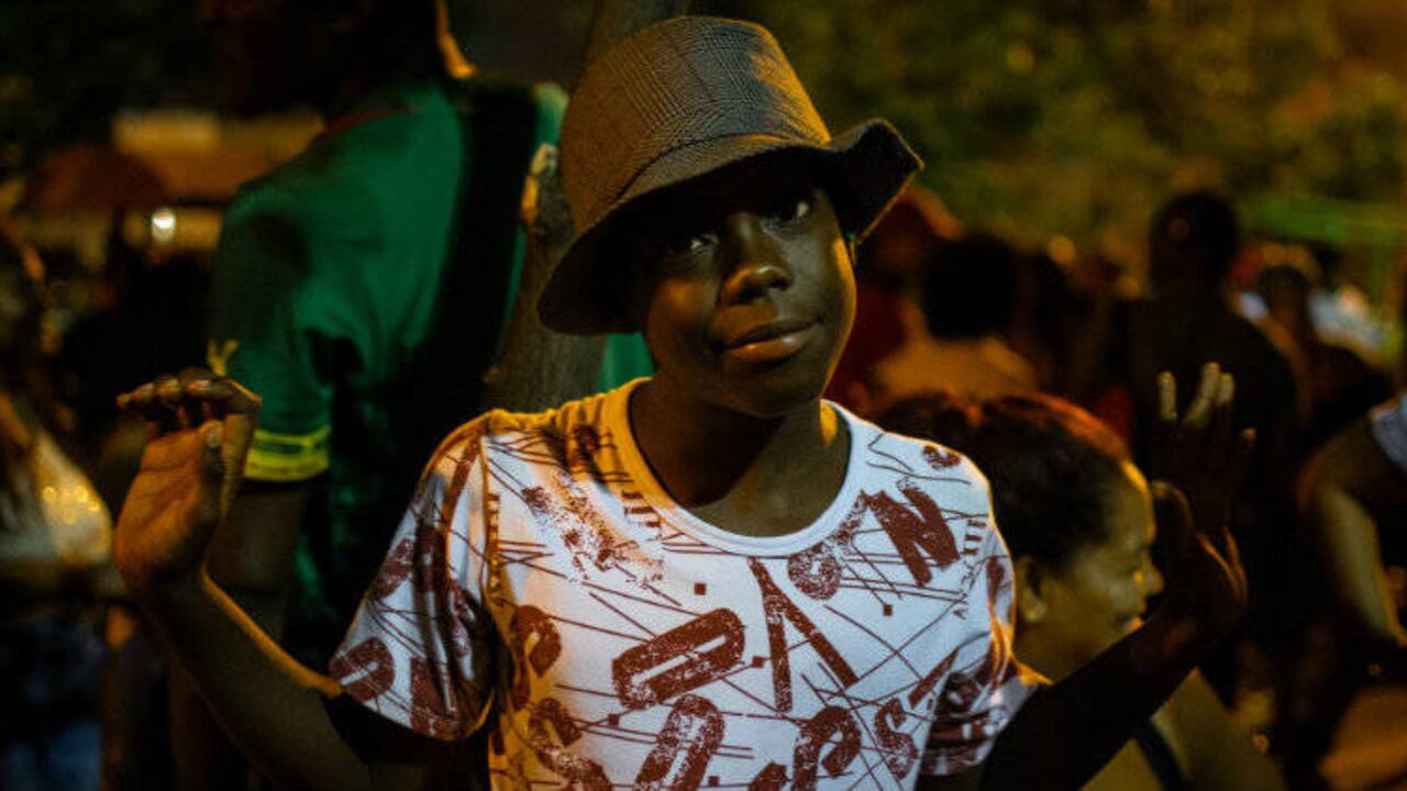 A las afueras de la Ciudadela, cientos de vendedores se dejaron contagiar por la fiesta del Petronio Álvarez. Todas las fotos por Jaír Coll.