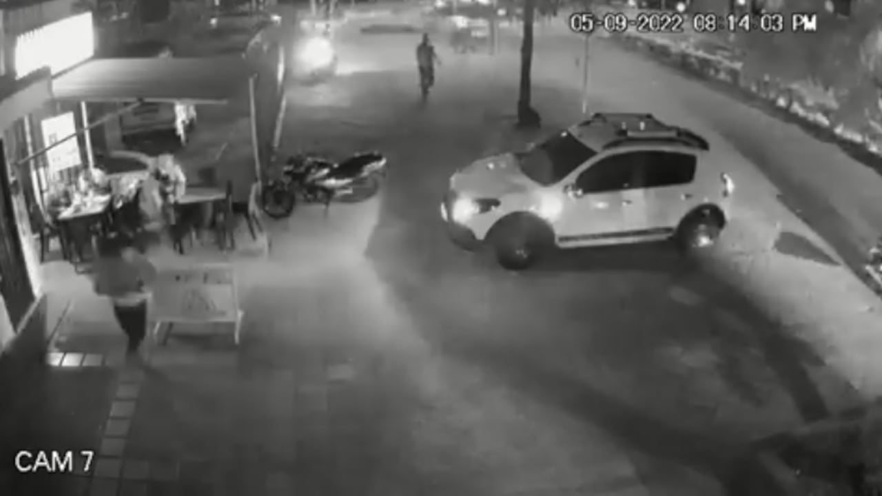 En video quedó registrado el intento de atraco en un negocio de comidas rápidas en Popayán, que protagonizado por hombres que llegaron al lugar a bordo de varias motocicletas.