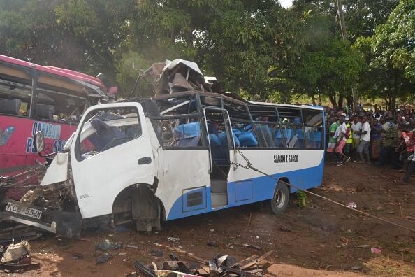 A finales de marzo, Kenia fue escenario de otro accidente cuando el conductor de un autobús, que transportaba estudiantes universitarios y profesores, perdió el control del vehículo, el cual chocó contra el otro medio de transporte y que dejó 16 muertos.  (Photo by Joy Nabukewa/Xinhua via Getty) (Xinhua/Joy Nabukewa via Getty Images)