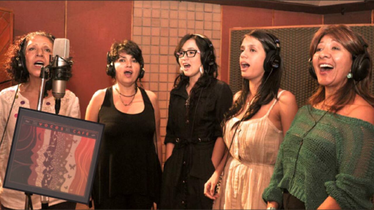 Seis mujeres demuestran su talento vocal en ‘Las voces del café’.