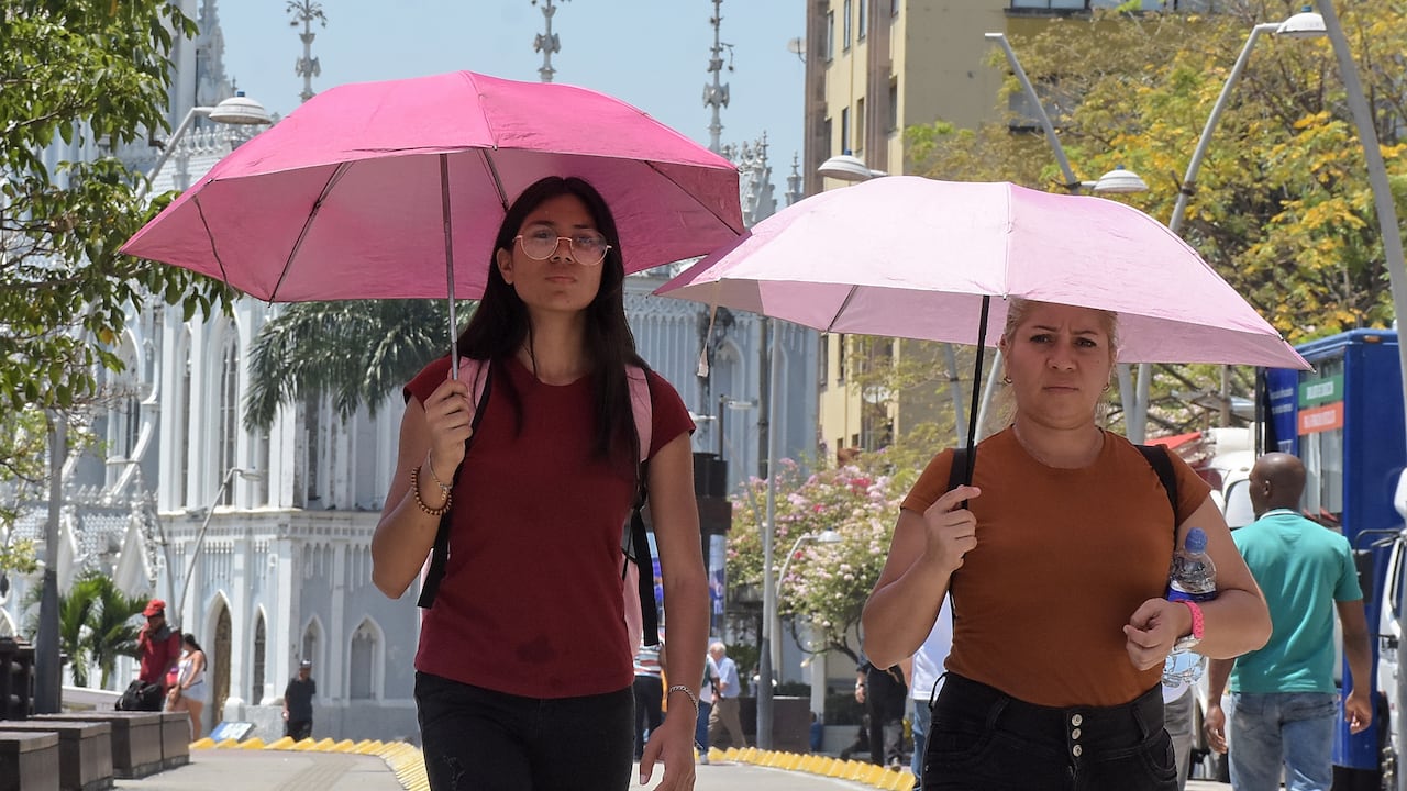 Santiago de Cali amaneció hoy con temperaturas aproximadas a los 34 Grados, esto debido al fenómeno del niño y los caleños se las ingenian para protegerse del inclemente sol que por estos días golpea a la ciudad.