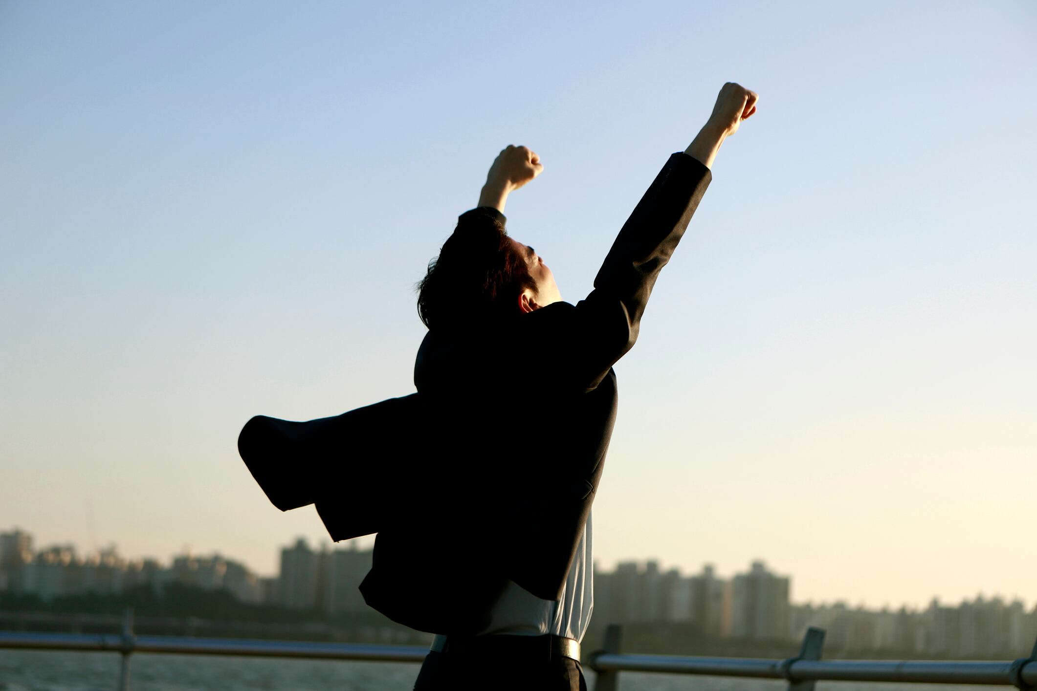 La conexión con la energía positiva se manifiesta en rituales que incluyen la disposición de cristales y afirmaciones diarias.