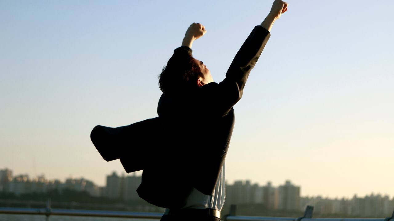 La conexión con la energía positiva se manifiesta en rituales que incluyen la disposición de cristales y afirmaciones diarias.