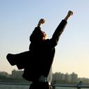 Desde amuletos hasta velas, descubre cómo la inclusión de rituales con objetos específicos agrega un toque personal a cada etapa del proceso laboral.