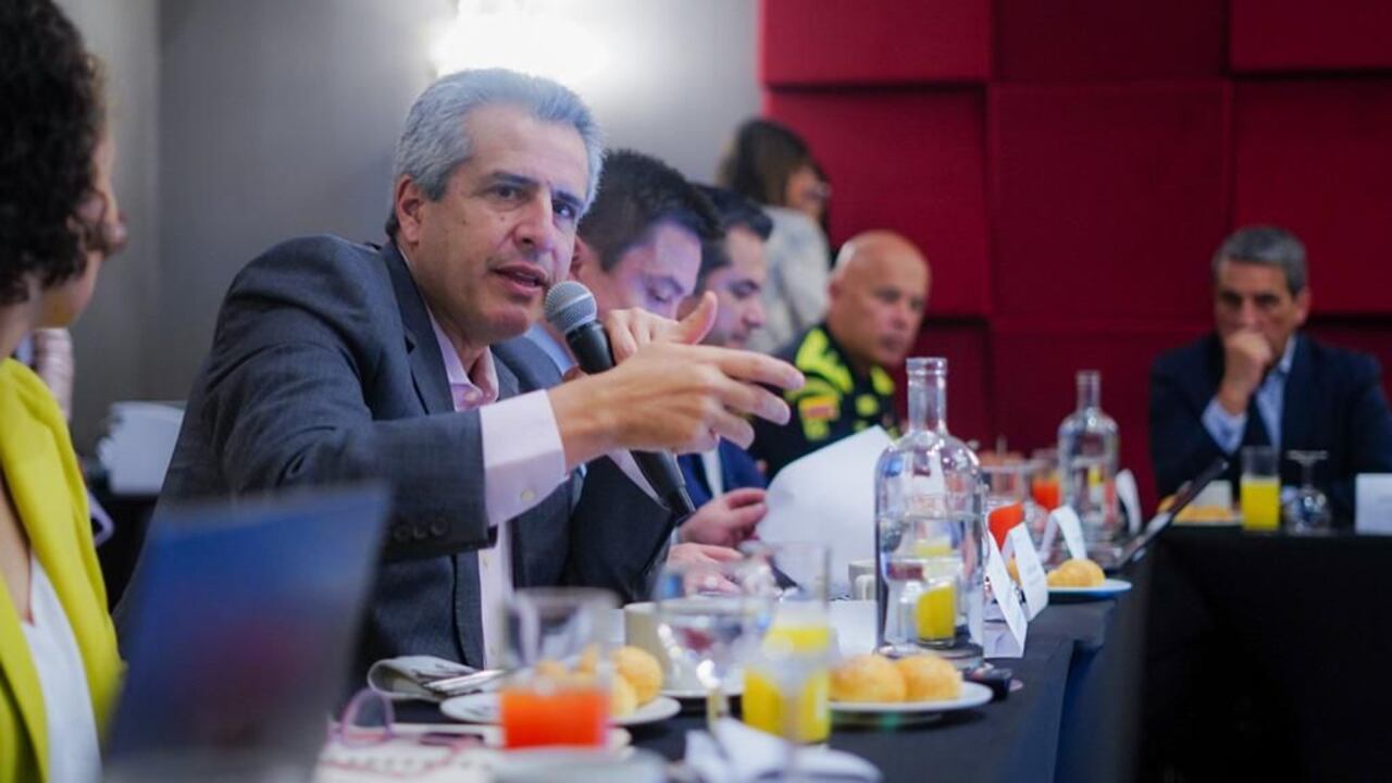 Luis Fernando Velasco, ministro del Interior en la reunión por la convivencia del fútbol