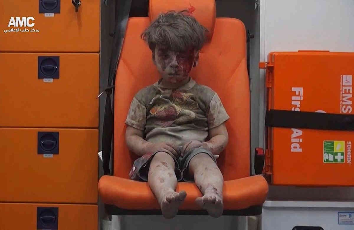 En este marco de toma de imágenes tomadas por el grupo de activistas anti-gobierno sirio Aleppo Media Center (AMC), Omran Daqneesh, de 5 años, se sienta en una ambulancia después de ser sacado de un edificio afectado por un ataque aéreo el 17 de agosto de 2016 en Aleppo, Siria. Los Cascos Blancos se encontraban entre la multitud de primeros respondedores que sacaron a Daqneesh y a su familia de los escombros de su edificio de apartamentos. Aleppo Media Center. Foto: AP.