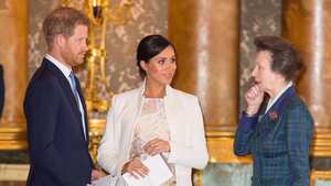 Ana le aconsejó a Harry que no se casara con Meghan, no por su mezcla racial, sino porque su contexto cultural no le permitiría entender y respetar la institución de la monarquía, afirma Campbell.