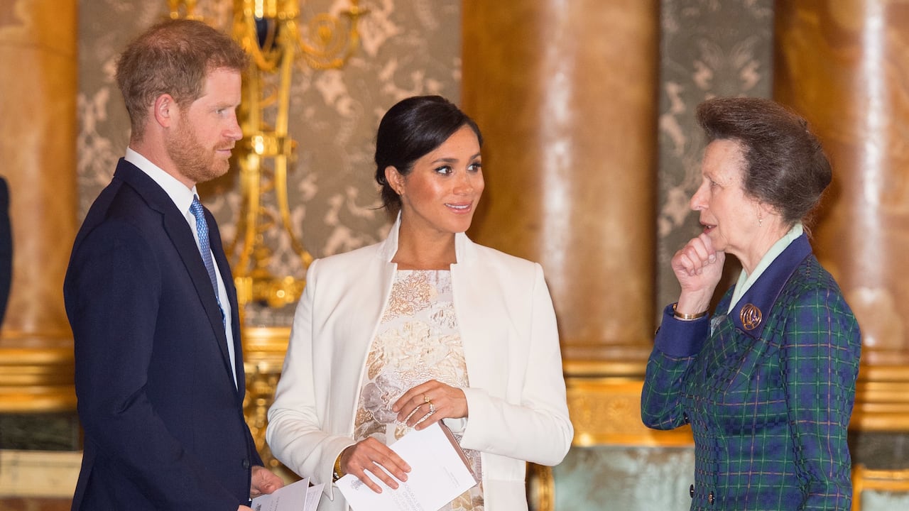 Ana le aconsejó a Harry que no se casara con Meghan, no por su mezcla racial, sino porque su contexto cultural no le permitiría entender y respetar la institución de la monarquía, afirma Campbell.