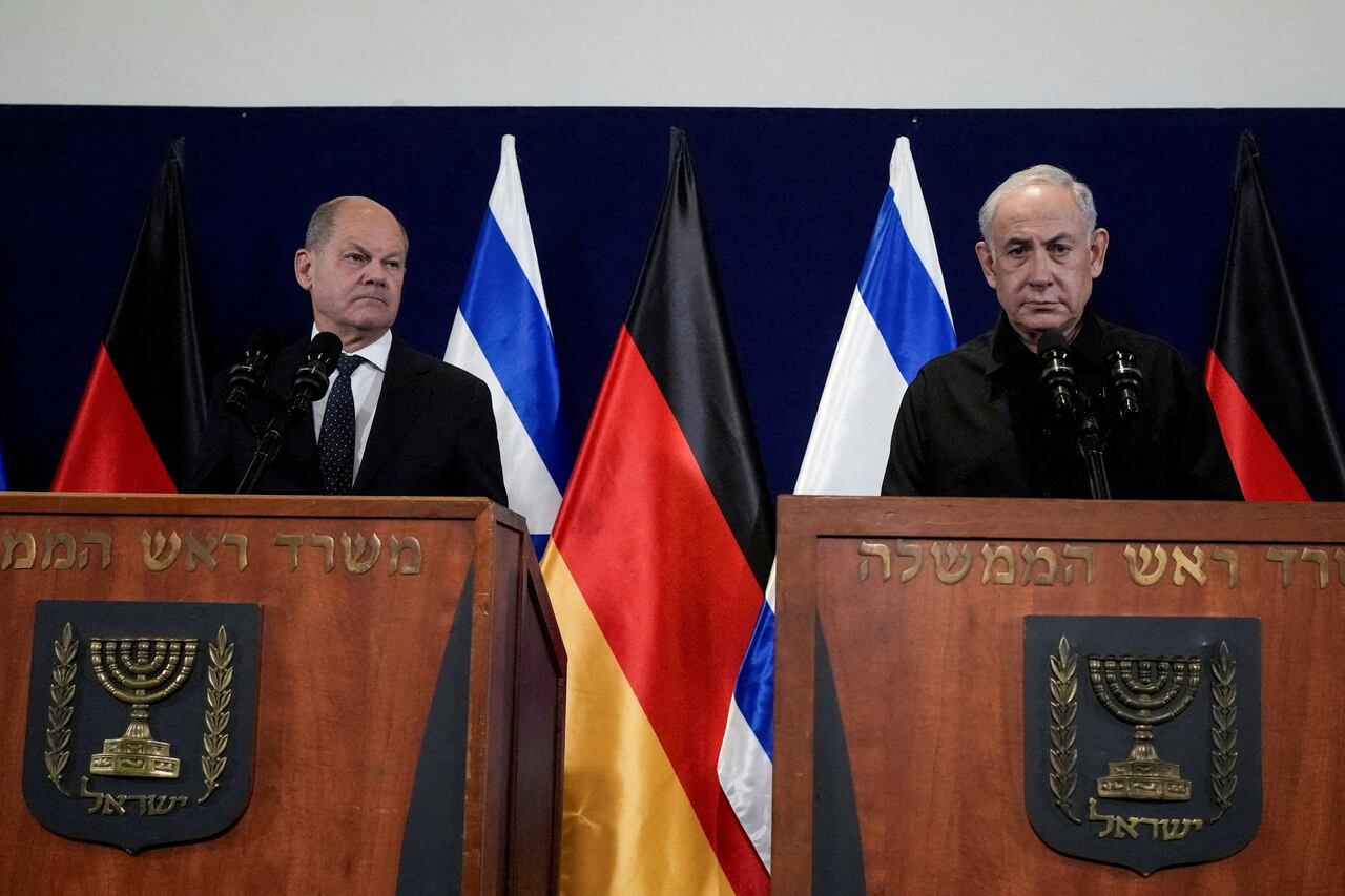 El canciller alemán Olaf Scholz, izquierda, y el primer ministro israelí, Benjamin Netanyahu, hablan con los medios después de su reunión en Tel Aviv, Israel, el martes 17 de octubre de 2023