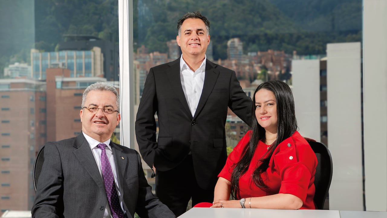 General (r) Ricardo Jiménez Mejía, gerente general de Alliance High Tech; Carlos Andrés Díaz Sánchez, gerente general de Alliance Risk & Protection y Carolina Rodríguez Saldarriaga, gerente general de Alliance Security Rent Car.