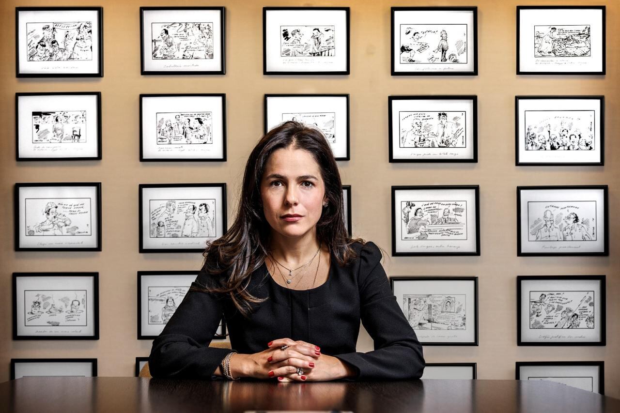 Clemencia Vargas, hija de Germán Vargas Lleras, habló en SEMANA desde la oficina de su padre, donde conserva sus caricaturas.