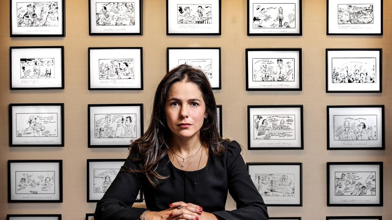 Clemencia Vargas, hija de Germán Vargas Lleras, habló en SEMANA desde la oficina de su padre, donde conserva sus caricaturas.