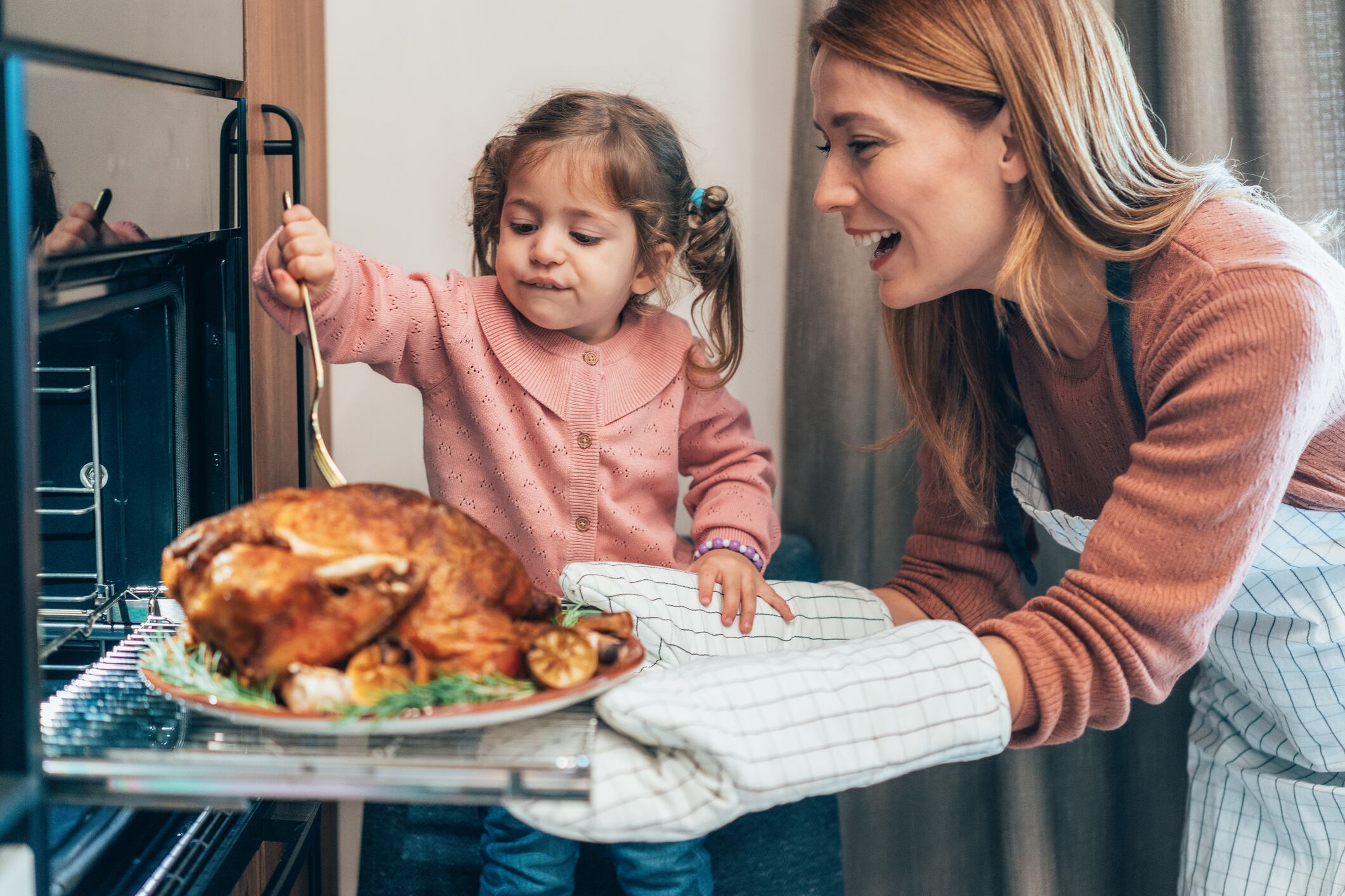 Un pavo de cinco kilos requiere varias horas de horneado continuo.