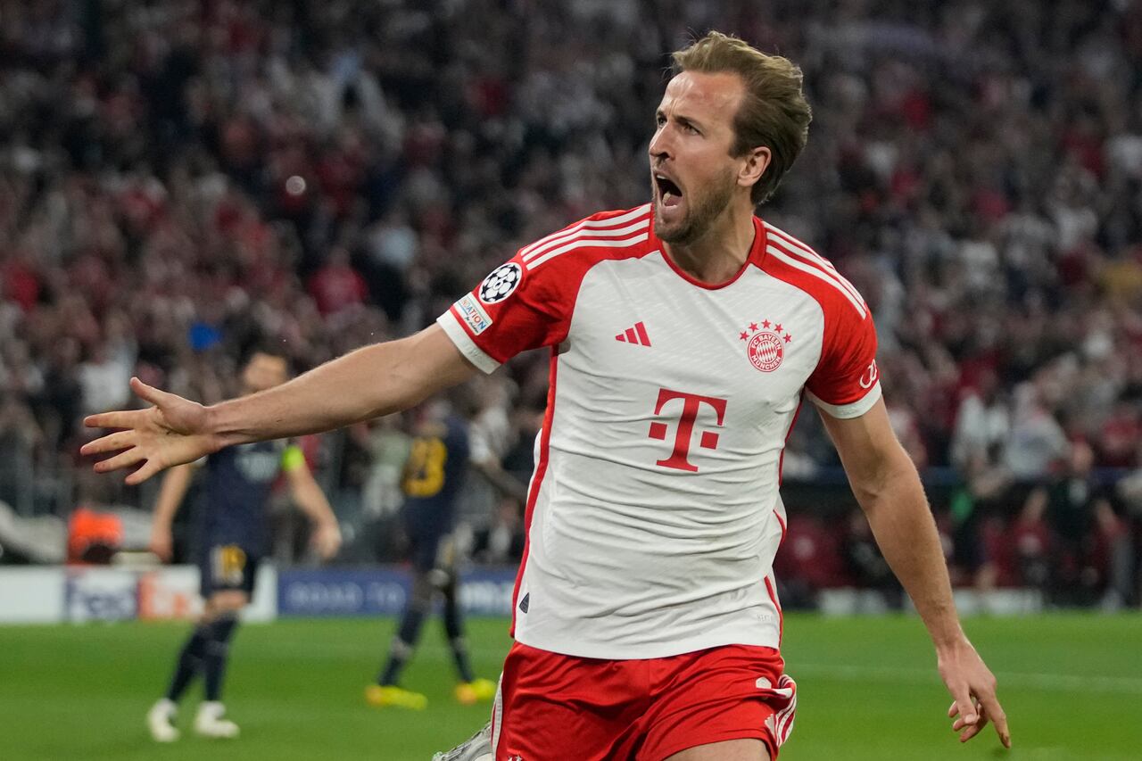 Harry Kane puso a celebrar a la afición del Bayern en el Allianz Arena.v