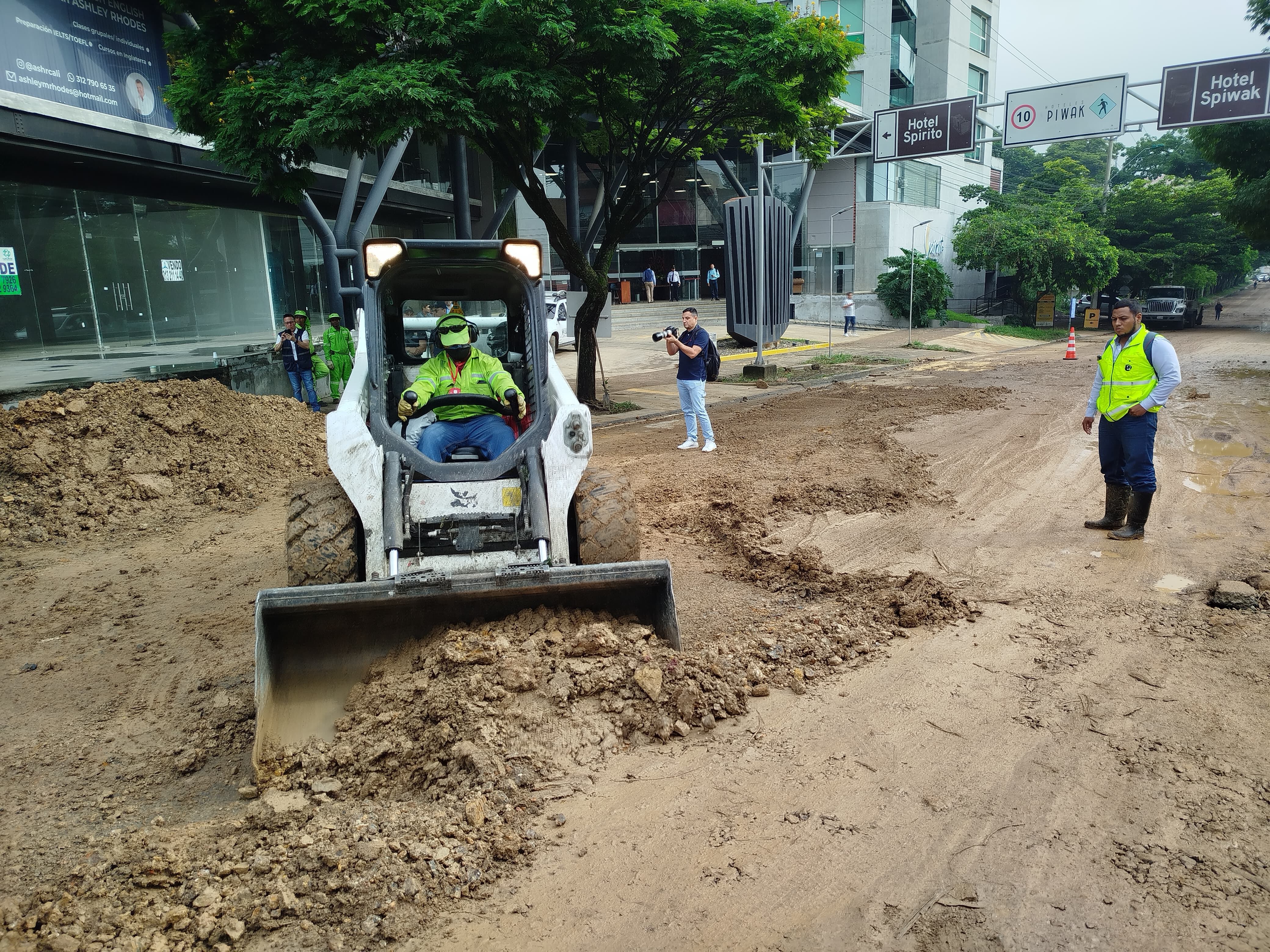 Vías afectadas por las fuertes lluvias en Cali.
