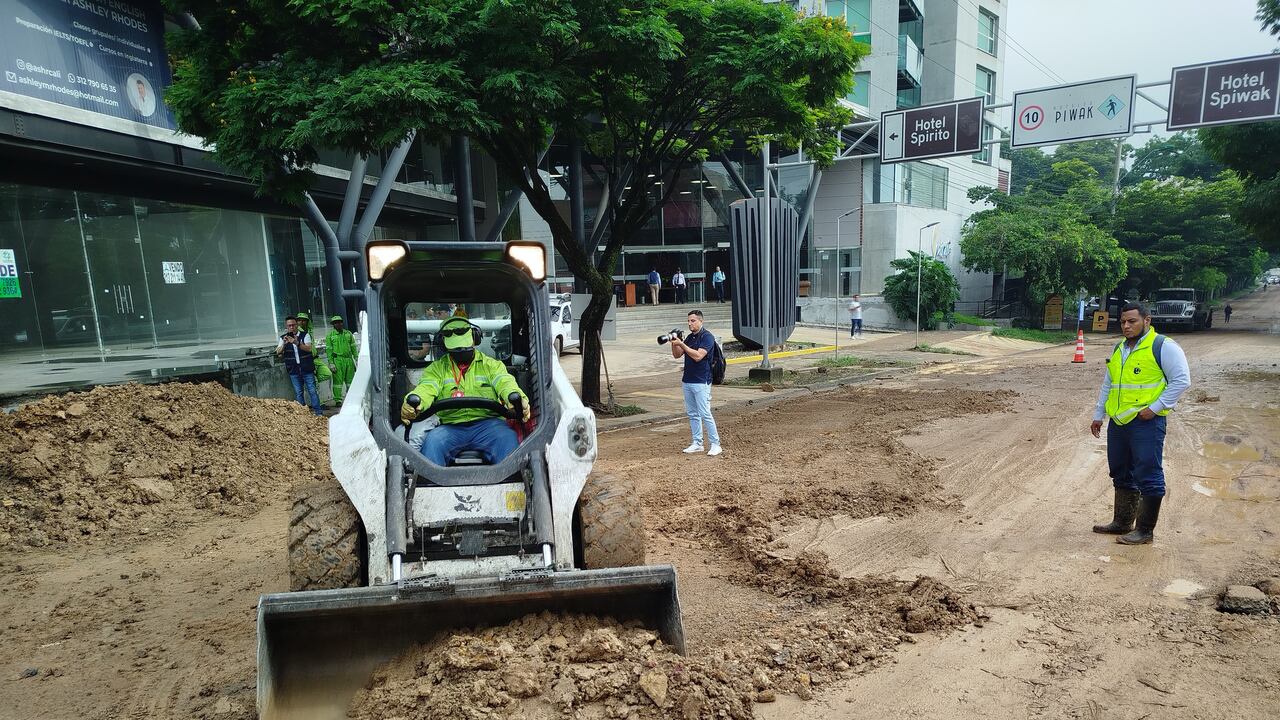 Vías afectadas por las fuertes lluvias en Cali.
