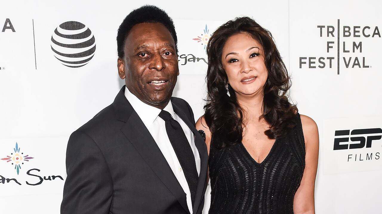 Pelé y su esposa Marcia Aoki.