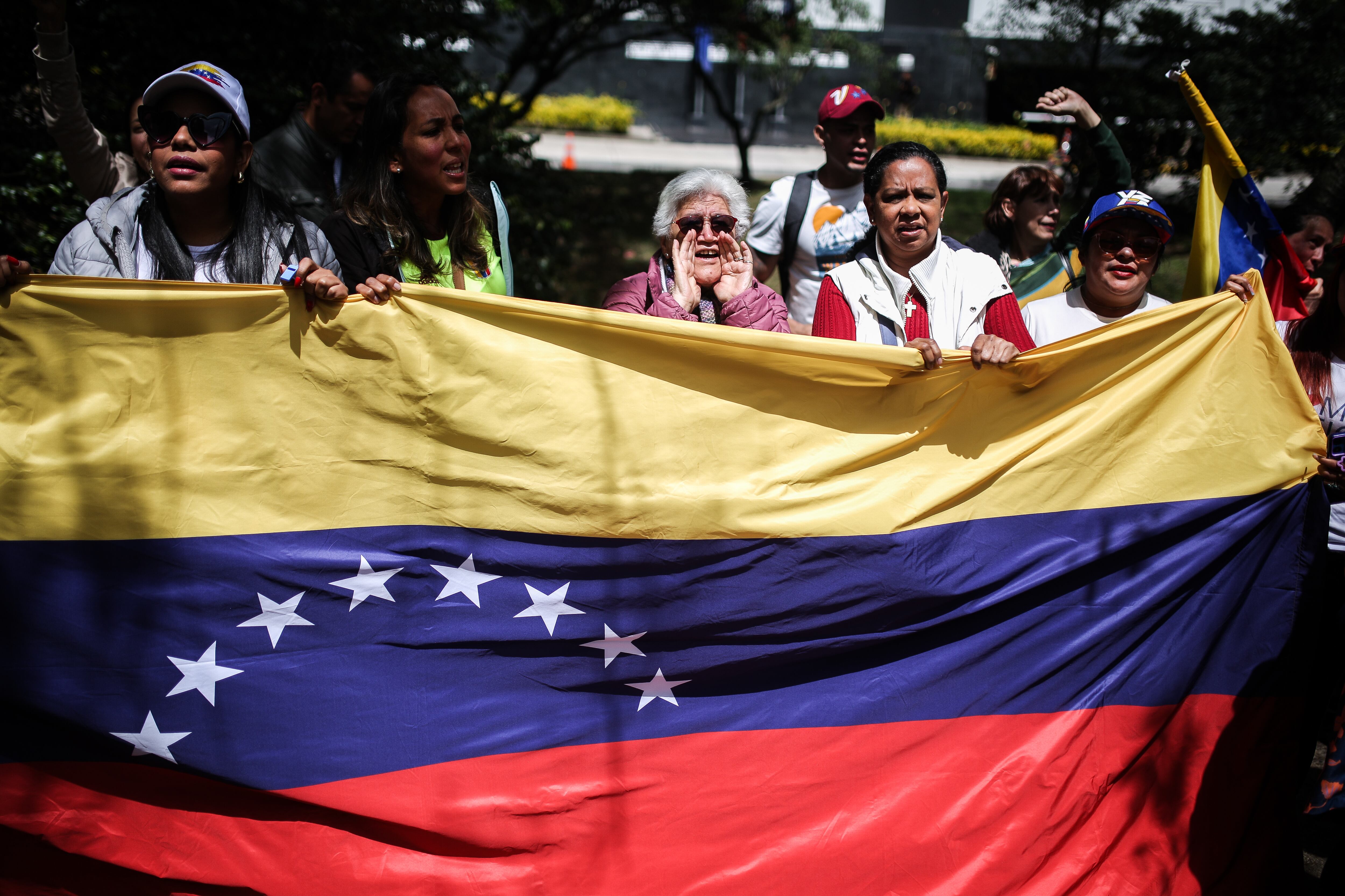 Consulado de Venezuela 
Plantón en contra de Nicolas Maduro por el fraude en las elecciones presidenciales