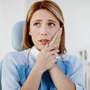 Dolor en las encías puede ser uno de los síntomas de esta afección.