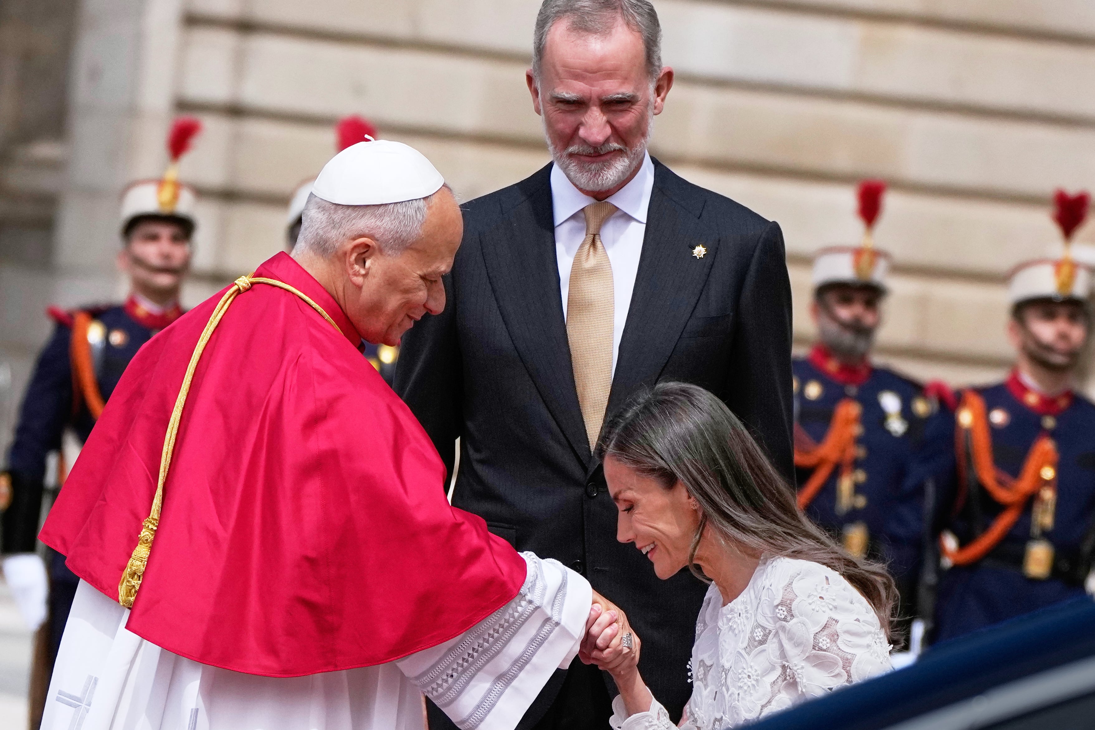 El papa León XIV es recibido por el rey Felipe VI y la reina Letizia de España, en el Palacio Real en Madrid.