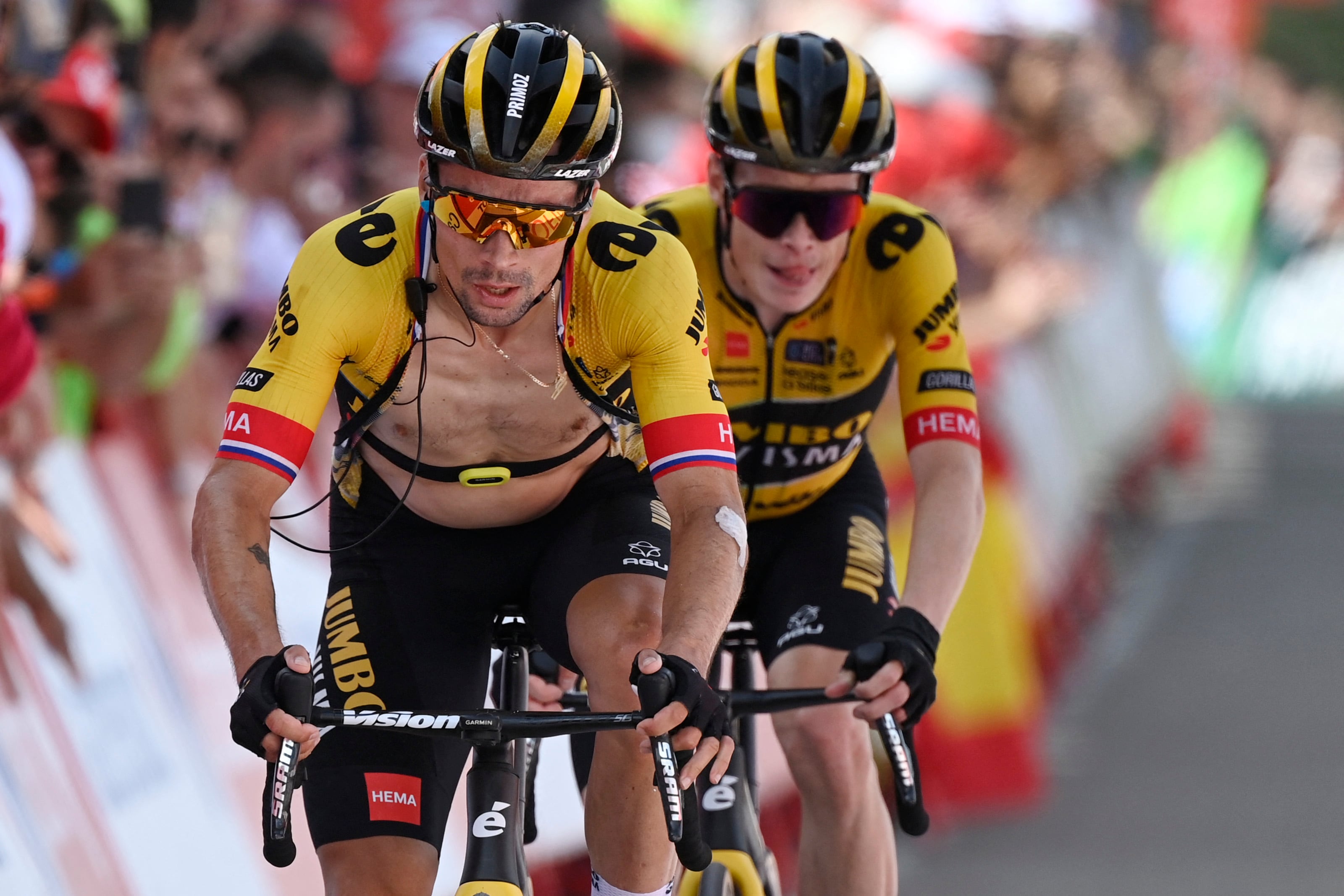 El ciclista esloveno del Team Jumbo, Primoz Roglic, y el ciclista danés del Team Jumbo-Visma, Jonas Vingegaard, cruzan la meta de la sexta etapa de la Vuelta Ciclista a España 2023, una carrera de 183,1 km desde La Vall d'Uixó hasta el Alto de Javalambre. el 31 de agosto de 2023. (Foto de JOSÉ JORDANIA / AFP)