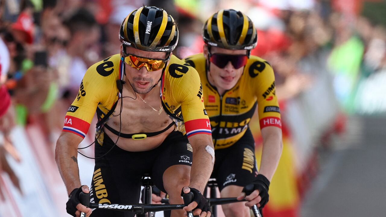 El ciclista esloveno del Team Jumbo, Primoz Roglic, y el ciclista danés del Team Jumbo-Visma, Jonas Vingegaard, cruzan la meta de la sexta etapa de la Vuelta Ciclista a España 2023, una carrera de 183,1 km desde La Vall d'Uixó hasta el Alto de Javalambre. el 31 de agosto de 2023. (Foto de JOSÉ JORDANIA / AFP)