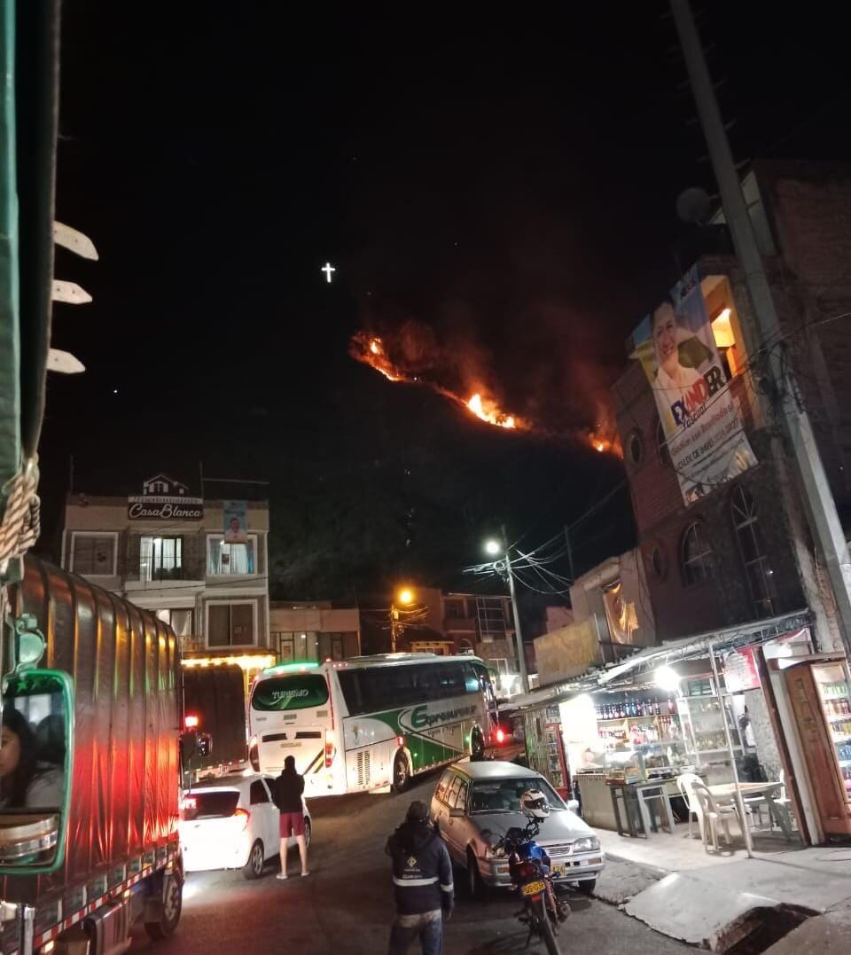Un incendio se propaga en tres zonas de Nariño.