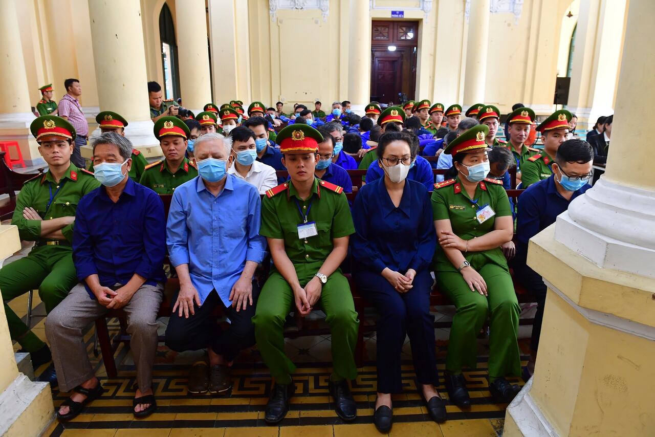 Los acusados asisten a un juicio por su participación en un caso de fraude de 12.500 millones de dólares en la ciudad de Ho Chi Minh, Vietnam, el jueves 11 de abril de 2024. La empresaria Truong My Lan puede enfrentarse a la pena de muerte si es declarada culpable de acusaciones de que desvió la cantidad, casi 3 por ciento del PIB de Vietnam en 2022