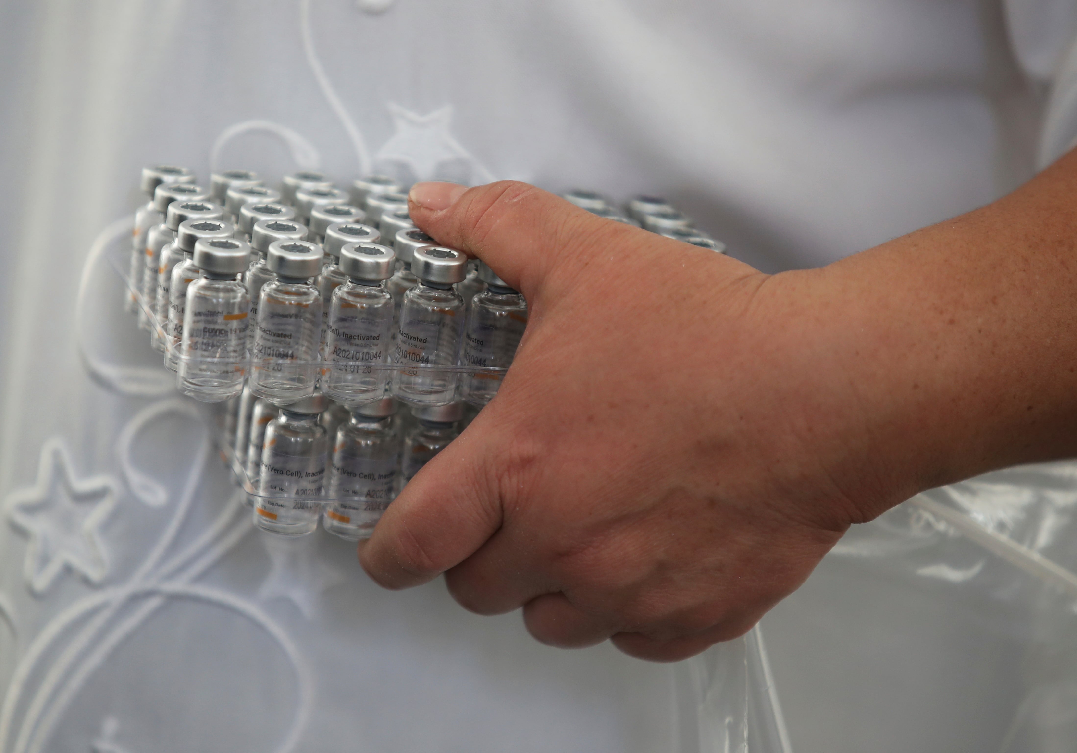 Coronavirus: AstraZeneca busca asociarse con Sputnik V gracias a la eficacia de su vacuna