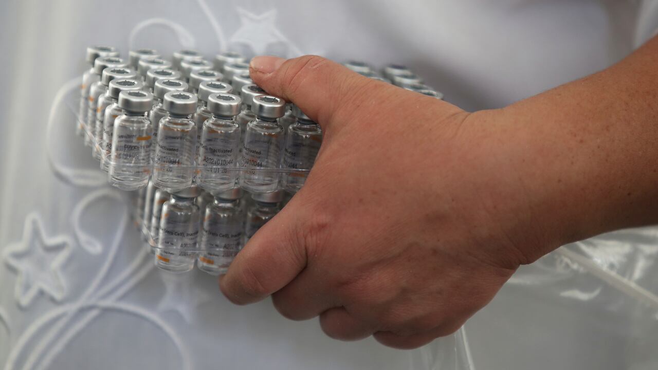 Coronavirus: AstraZeneca busca asociarse con Sputnik V gracias a la eficacia de su vacuna