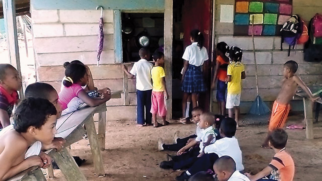 En la escuela María Auxiliadora, en Caño Nuevo, los niños almorzaban hasta mediados de junio sentados sobre la tierra pelada. Hoy tienen sillas donadas. Por su parte, el restaurante escolar Manuela Beltrán, de la Normal Superior Demetrio Salazar Castillo, en Tadó, permanece sellado.