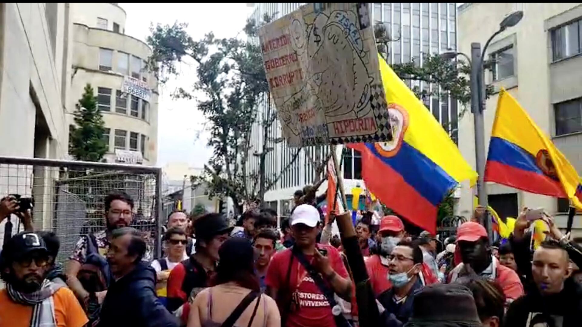 Manifestantes bloquean las entradas del Palacio de Justicia