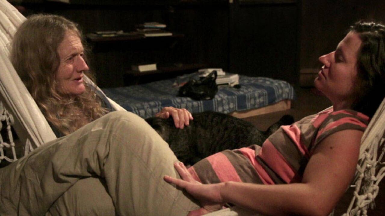 La protagonista del documental es Valerie Meikle, la madre de la cineasta Clare Weiskopf, quien hace más de 30 años se internó en la selva y dejó a sus dos hijas en la ciudad.