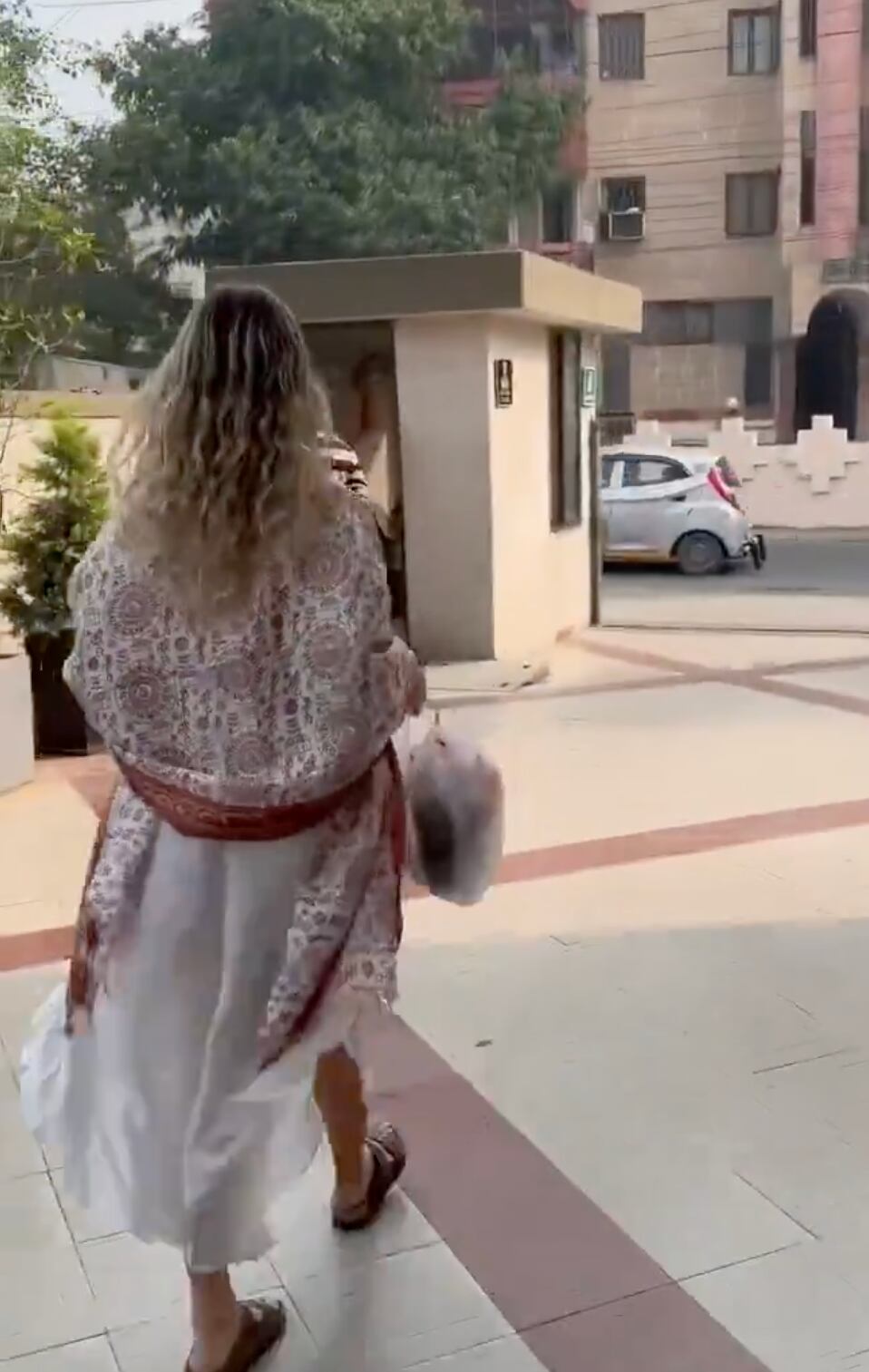 La mujer llevó la basura donde el portero para que le indicara donde debía botarla