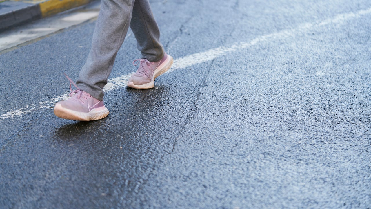 Hay trucos caseros para evitar que los zapatos resbalen y de esa forma evitar posibles caídas.