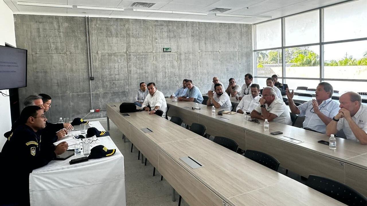 Dimar, la autoridad marítima, se reunió con representantes de empresas de practicaje y un grupo de pilotos prácticos