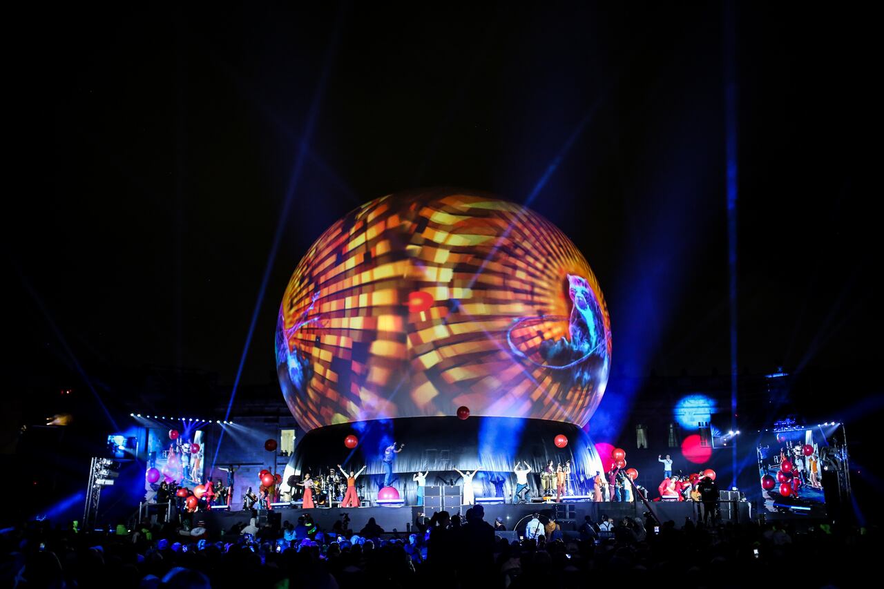 LUCES NAVIDAD, GENTE, PLAZA DE BOLÍVAR, GORROS NAVIDAD