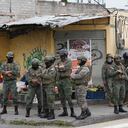 Militares patrullan el perímetro de la prisión de El Inca durante el estado de excepción en Quito, Ecuador, el martes 9 de enero de 2024. El país ha registrado una secuencia de ataque después de que el gobierno decretara estado de excepción, tras la presunta fuga de la cárcel de un peligroso líder de un grupo crimina. (AP Foto/Dolores Ochoa)